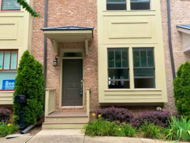 Main picture of 210 Marion Pl NE
