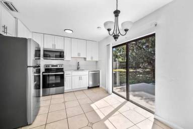 Main picture of 160 NE 19th Ave