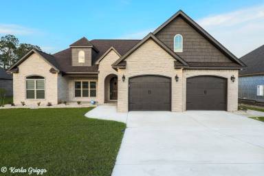 Main picture of 352 Lakes Dr