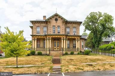 Main picture of 129 W Linn St