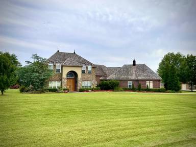 Main picture of 5300 Oak Meadow Dr