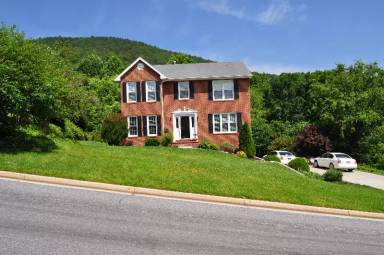 Main picture of 697 Ray St
