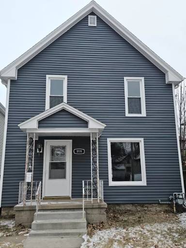 Main picture of 917 Wellington St