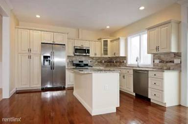 Main picture of 194 Oak St