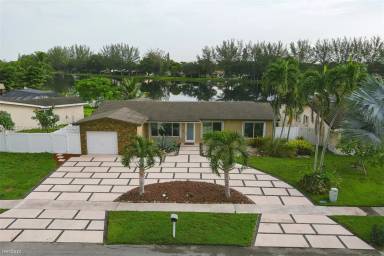 Main picture of Pembroke Lakes