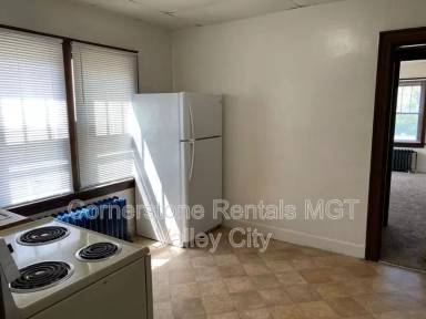 Main picture of 264 College St SE