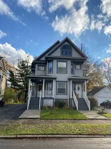 Main picture of 245 W Walnut St