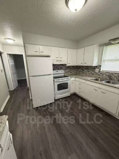 Main picture of 5613 E 28th St