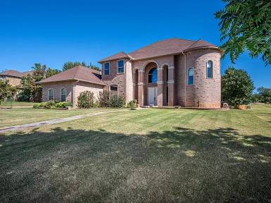 Main picture of 204 S Riverside Dr