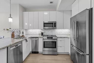 Main picture of 121 Portland St