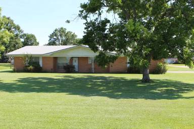 Main picture of 4004 Veterans Memorial Dr