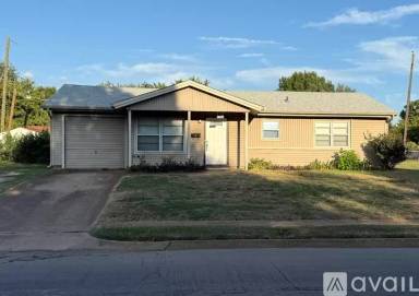 Main picture of 902 Denton Dr