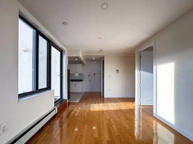 Main picture of 924 Metropolitan Ave