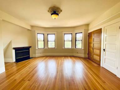 Main picture of 829 Delaware St