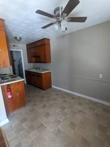 Main picture of 112 Colonial Ct