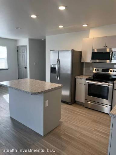 Main picture of 211 N 76th Ave