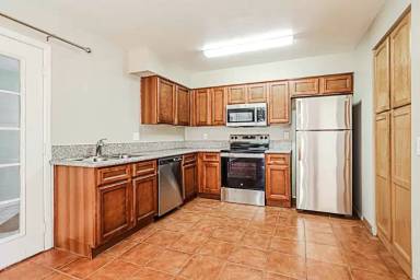 Main picture of 6045 S 42nd St