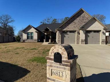 Main picture of 6813 Maple View Ln