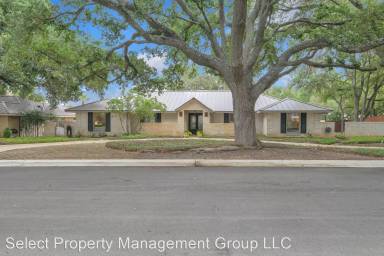 Main picture of 302 Lochaven Ln