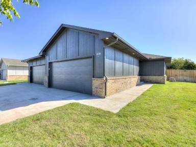 Main picture of 10900 Oak Hollow Dr