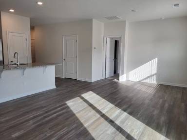 Main picture of 3679 Mercer St