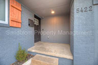 Main picture of 5422 E 42nd St