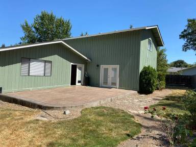 Main picture of 19000 SW Rosedale Ct