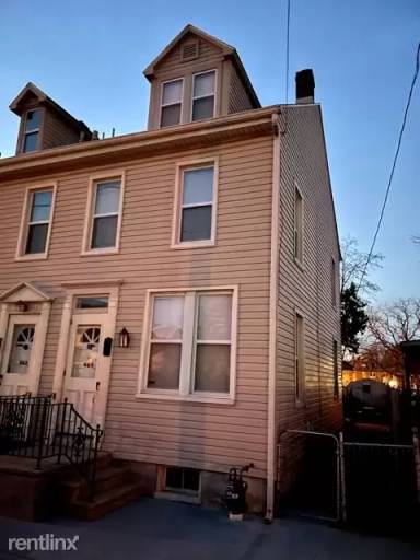 Main picture of 863 E Poplar St