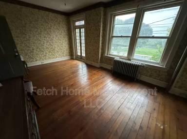 Main picture of 927 E King St