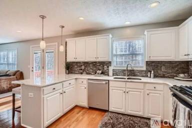 Main picture of 3051 Lexington Ave