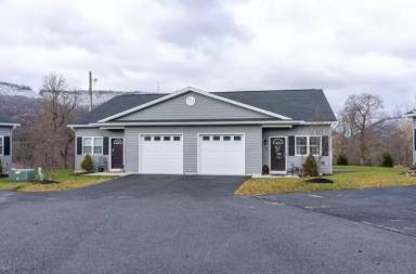 Main picture of 105 Hunt Club Ln