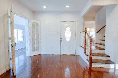 Main picture of 301 McLean St