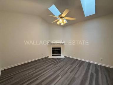 Main picture of 221 Commander Way