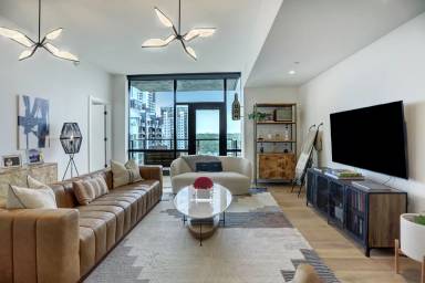 Main picture of 70 Rainey Condo