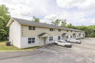 Main picture of 2445 Lowe St