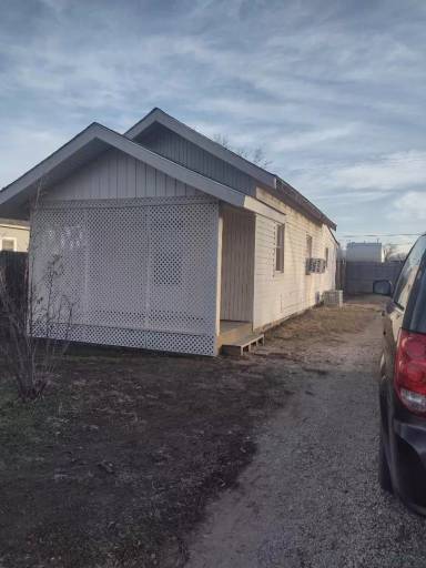 Main picture of 923 E 2nd Ave