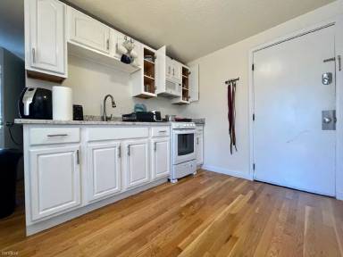 Main picture of 525 E 3rd St