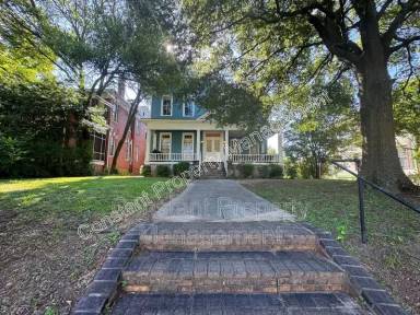 Main picture of 660 College St