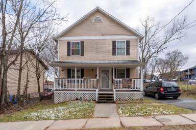 Main picture of 21 Loomis St
