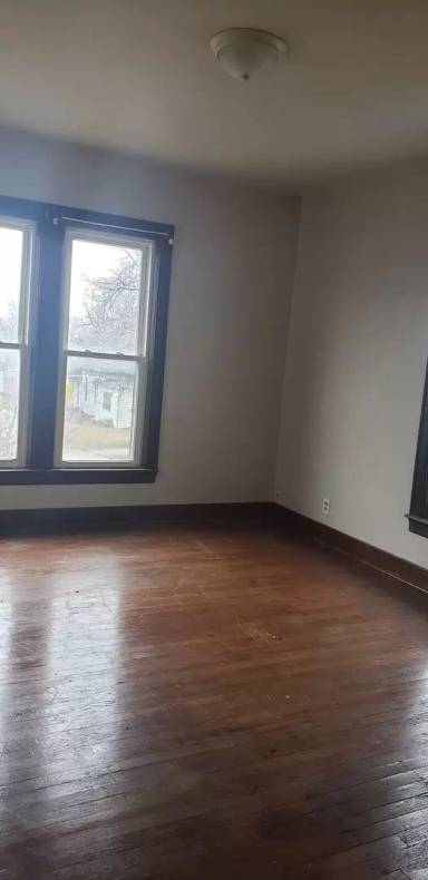 Main picture of 833 S Washington St