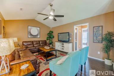 Main picture of 215 Fox Run Pl