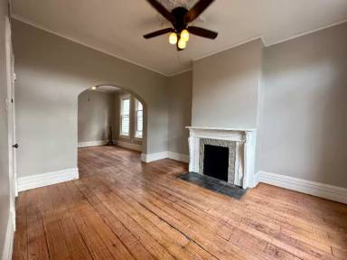 Main picture of 2455 N Rockwell St