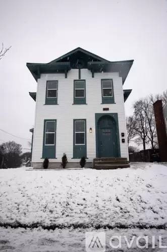 Main picture of 401 Leonard St NE