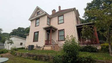 Main picture of 212 Chestnut Ave NE
