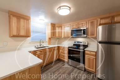 Main picture of 24 NE Ash Ave