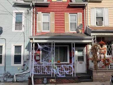Main picture of 906 W Race St