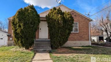 Main picture of 426 S Navajo St