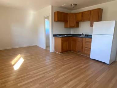 Main picture of 140 E Oak St