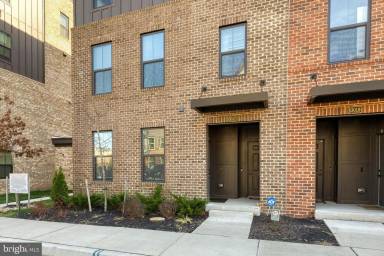 Main picture of 10010 Ruffian Way