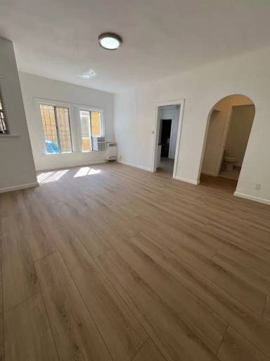 Main picture of 900 N Virgil Ave